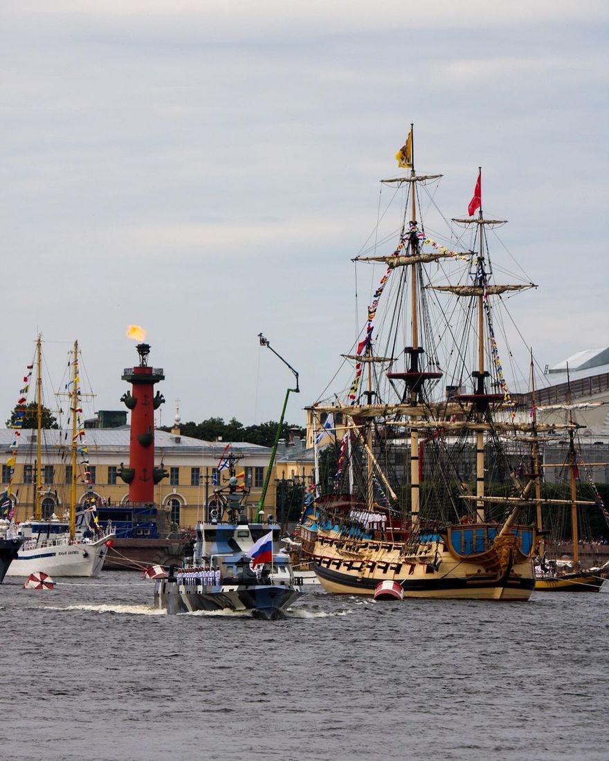 В Санкт-Петербурге прошел парад на День Военно-морского флота