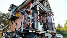 «Стимпанк дом на колесах» у станции Сергиево