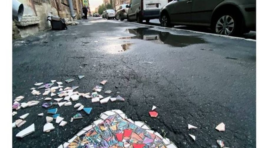 Жители центра Петербурга вновь заделали ямы мозаикой
