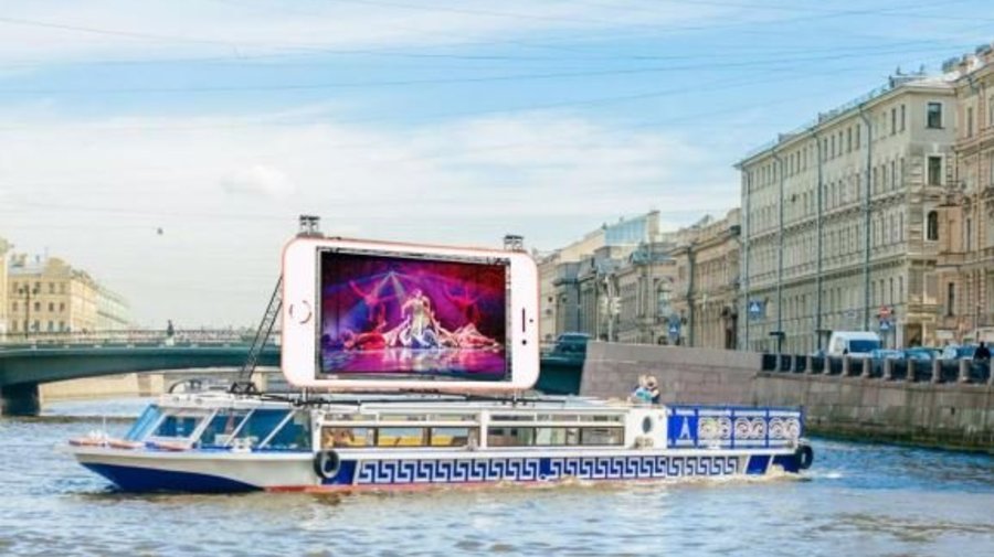 Теплоходы с экранами в виде смартфонов проплывут по Неве