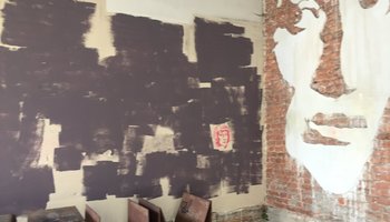 Стихи и надписи в арке музея Ахматовой закрасили
