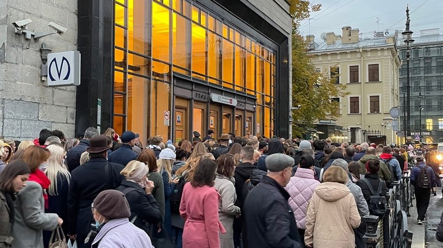 Петербуржцы пожаловались на огромную очередь у станции метро «Чернышевская»