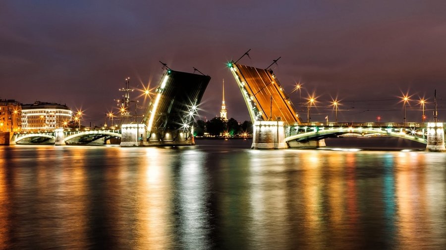 Биржевой мост полностью закрыли для пешеходов и машин