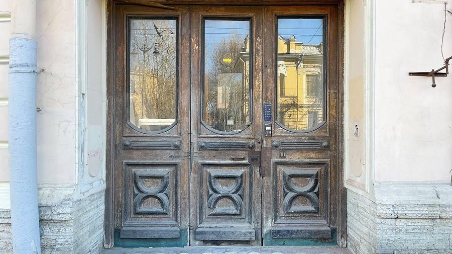 В доходный дом Романова на Суворовском вернули исторические двери