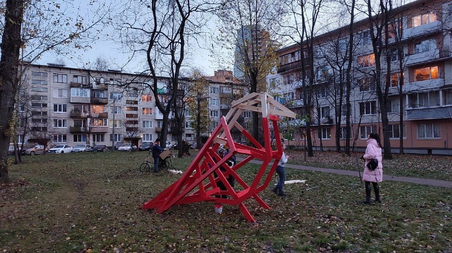 Самодельный снегирь появился во дворе в Купчино
