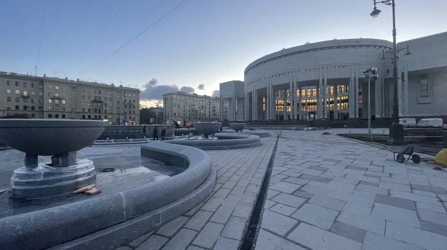 «Водоканал» завершил реконструкцию фонтана на площади перед РНБ