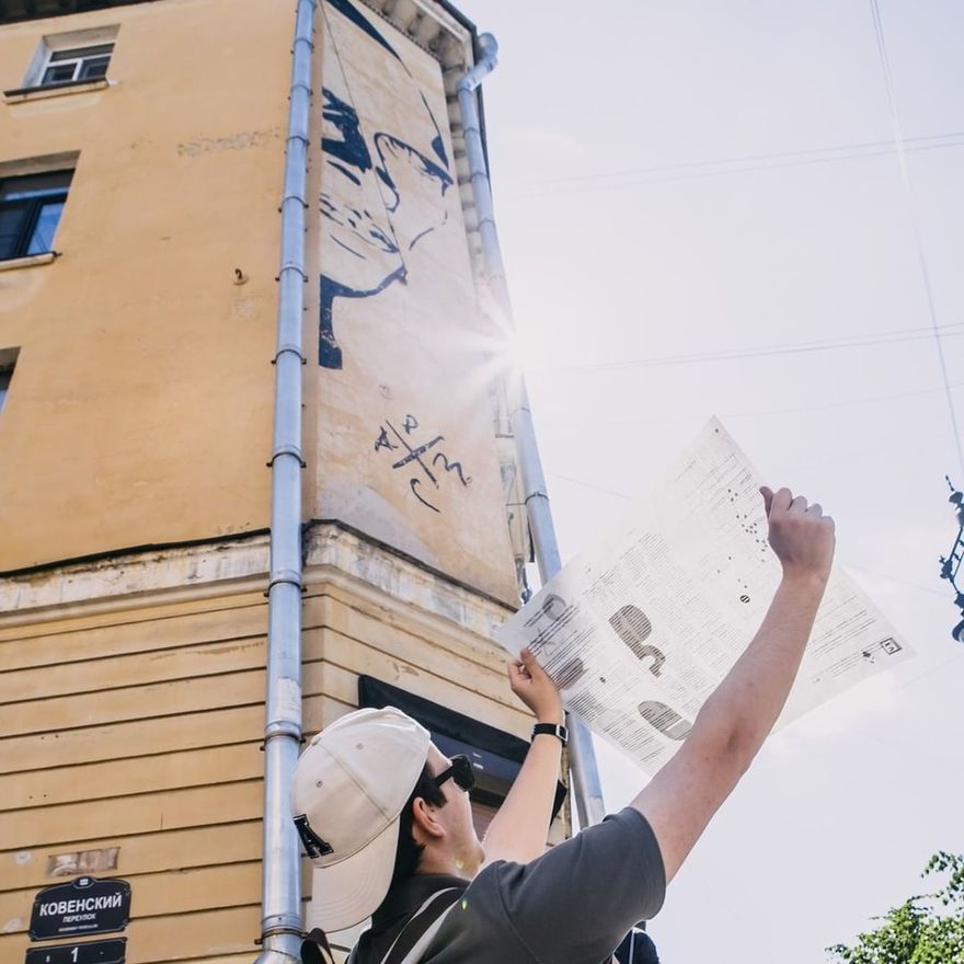 Суд постановил закрасить граффити с Хармсом на улице Маяковского