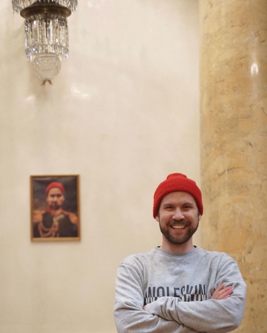 Квинтэссенция тщеславия: петербуржец повесил свой портрет в Эрмитаже