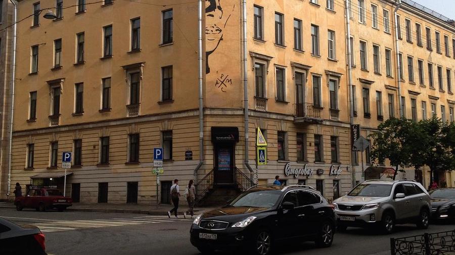 Петербуржцы читают стихи в защиту мурала с Хармсом на улице Маяковского