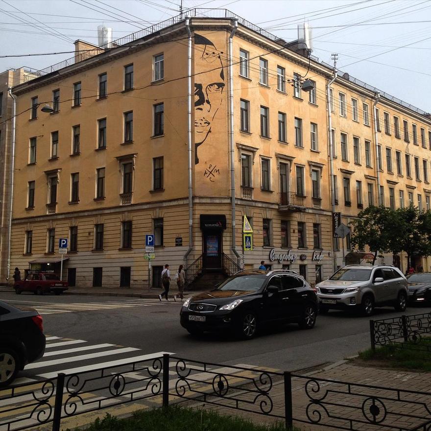 Петербуржцы читают стихи в защиту мурала с Хармсом на улице Маяковского