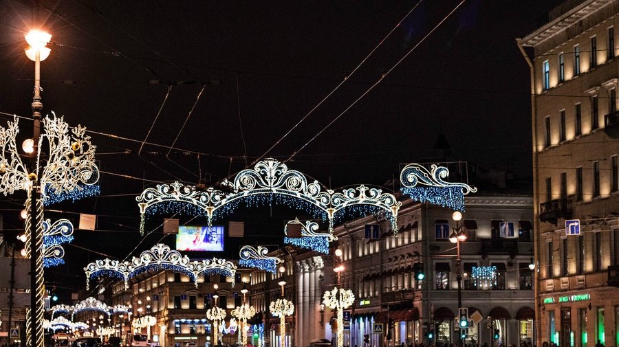 Новогодние «цветы» на фонарях обойдутся Петербургу в 33,5 млн рублей