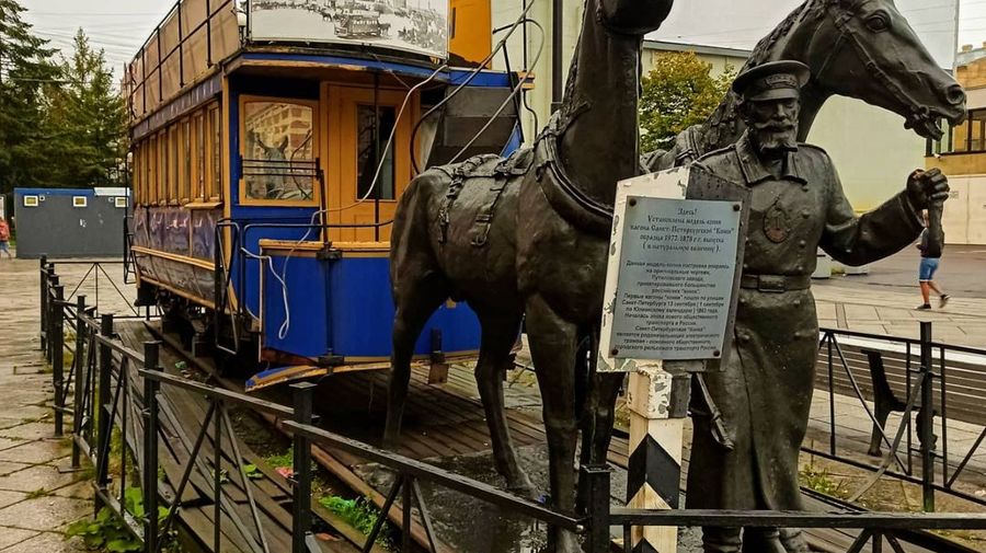 Памятник конке у метро «Василеостровская» отправили на реставрацию