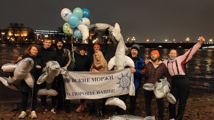 В День моржа петербуржцы устроили массовый заплыв в Неве