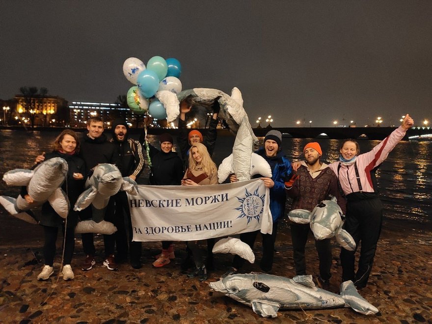 В День моржа петербуржцы устроили массовый заплыв в Неве 