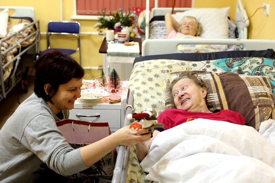 Для одиноких и находящихся в больнице пожилых петербуржцев собирают новогодние подарки