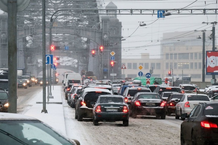 Петербург встал в десятибалльных пробках после сильного снегопада