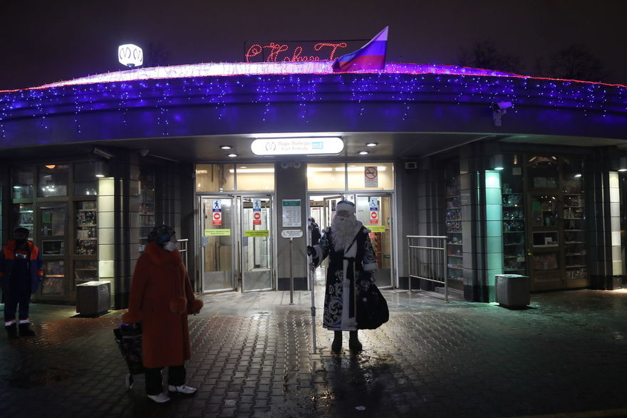 Дед Мороз украсил петербургское метро