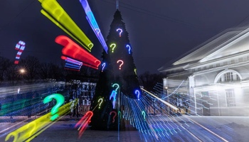 Ёлку у «Манежа» в Санкт-Петербурге украсили вопросительными знаками
