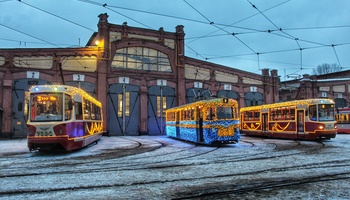 По Петербургу будут курсировать новогодние «волшебные трамваи»