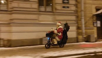 В Петербурге заметили Деда Мороза на электросамокате в компании собаки-Снегурочки