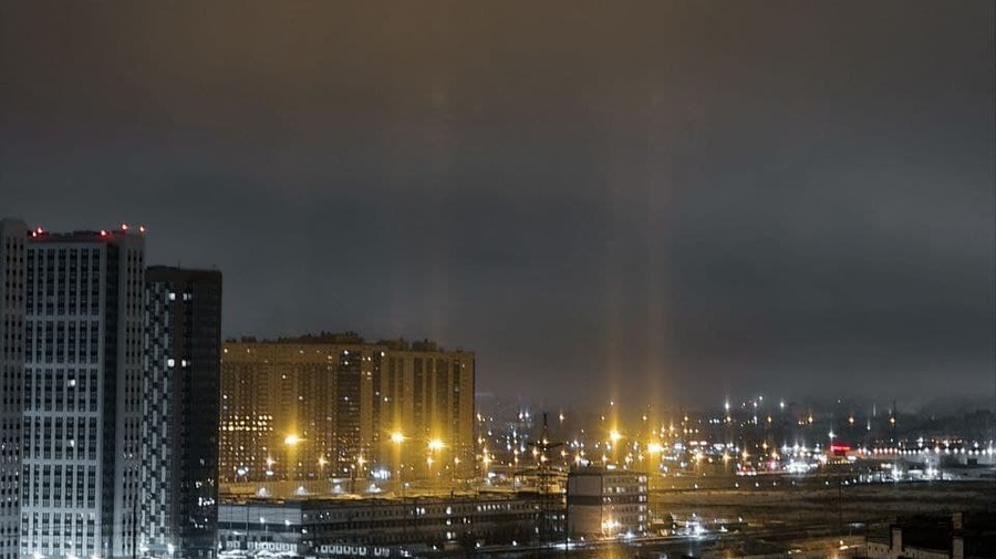 С приходом морозов Санкт-Петербург и Ленобласть украсили световые столбы