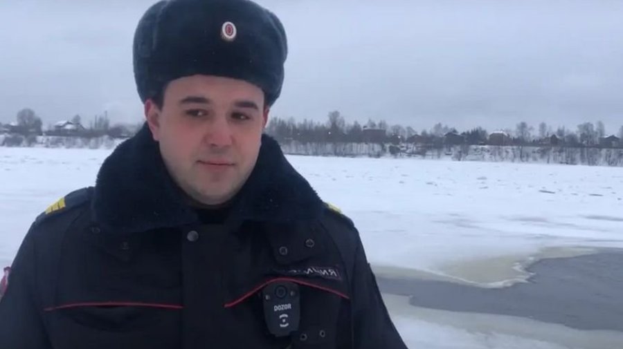 Полицейский из Петербурга спас из полыньи трёхлетнюю девочку