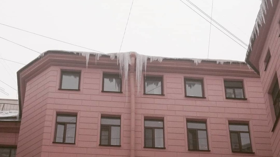 Петербуржцы показали в интернете «парад убийственных сосулек»