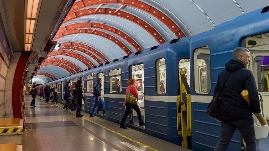 В Санкт-Петербурге планируют штрафовать голых и дурно пахнущих пассажиров метро