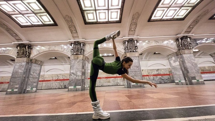 Балерина Мариинки исполнила танец в петербургском метро