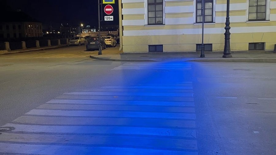 В центре Петербурга появилась экспериментальная подсветка пешеходного перехода