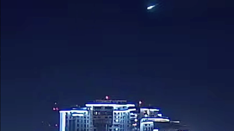 Ночью над Петербургом камеры зафиксировали падающий метеорит