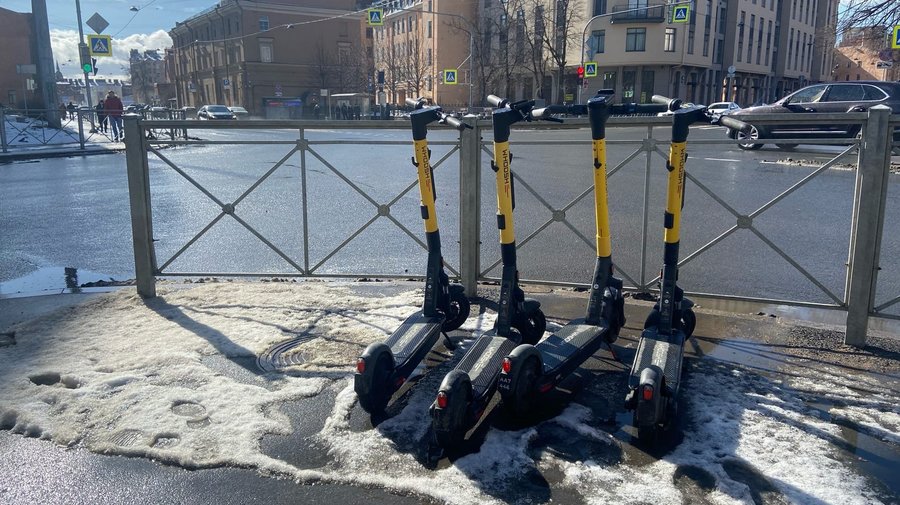 Похолодание приостановило работу проката электросамокатов в Петербурге