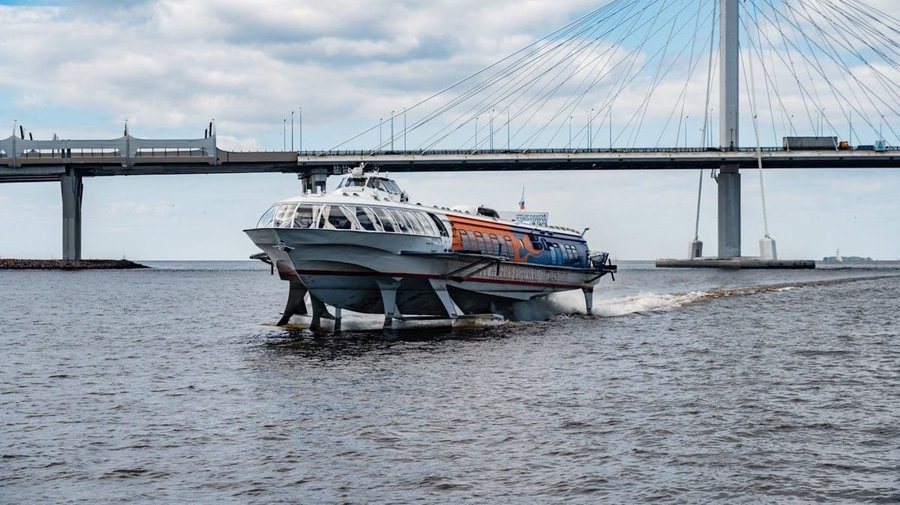 Скоростные суда начали ходить из Петербурга в Петергоф, Кронштадт, крепость Орешек и на Валаам