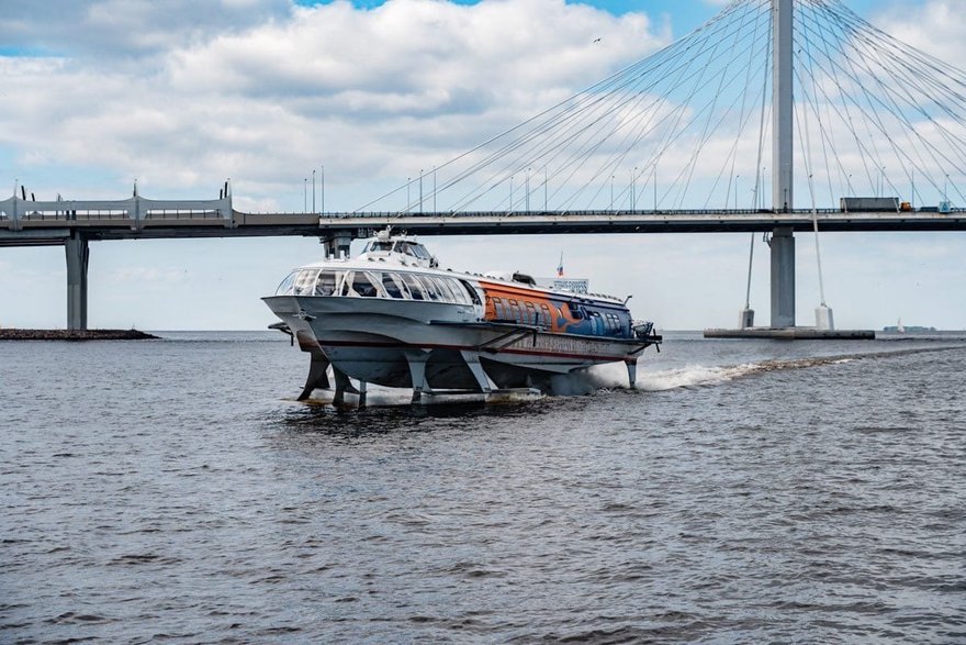 Скоростные суда начали ходить из Петербурга в Петергоф, Кронштадт, крепость Орешек и на Валаам 