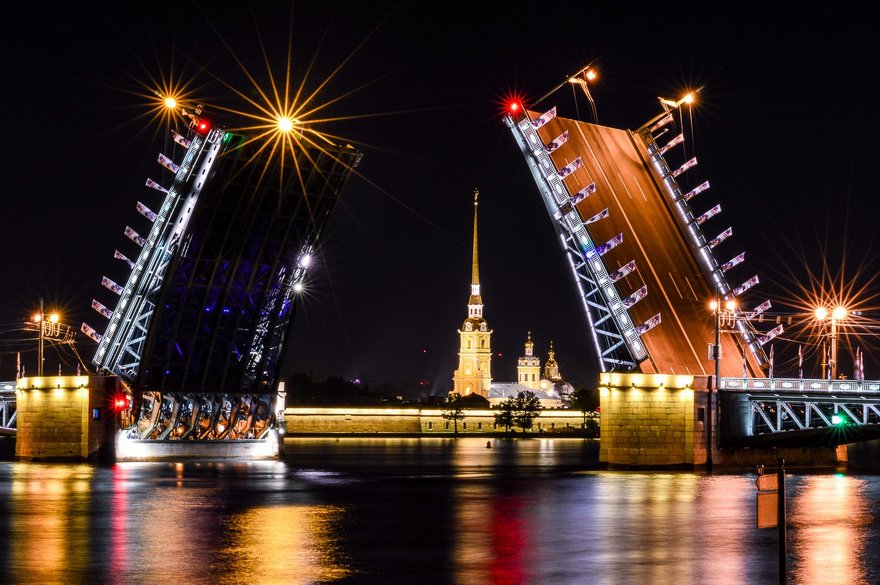 По ночам Дворцовый мост будут украшать портреты Петра I, Чуковского и Паустовского