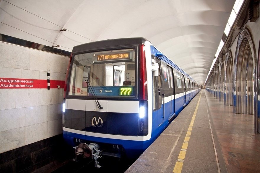Во время празднования Дня города петербургское метро будет работать всю ночь