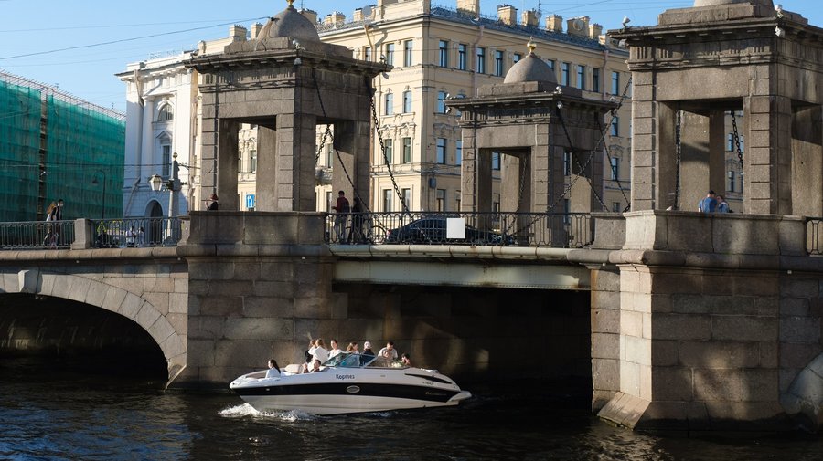 Для петербуржцев устроят водный вояж на закате по каналам летнего Петербурга