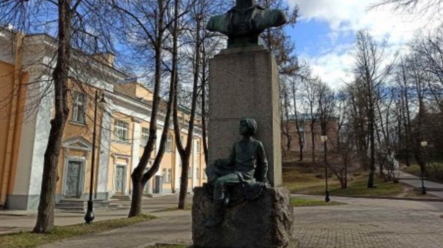 Найти памятник Ломоносову