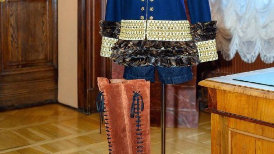 Коллекция Эрмитажа пополнилась костюмом Chanel