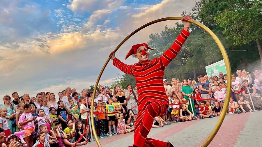 Артист Cirque du Soleil покажет уличный спектакль «Петрушка» в сквере Андрея Петрова