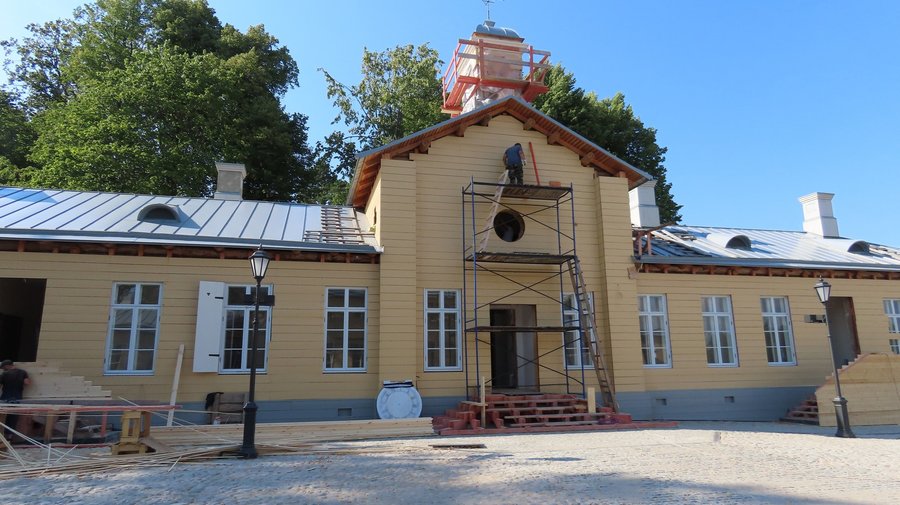 В Монрепо отреставрировали исторические куранты 