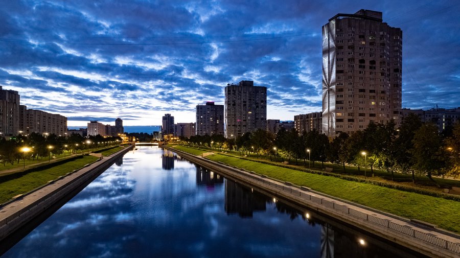 Многоэтажки на Новосмоленской набережной украсили световые проекции
