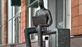 Памятник офисному работнику