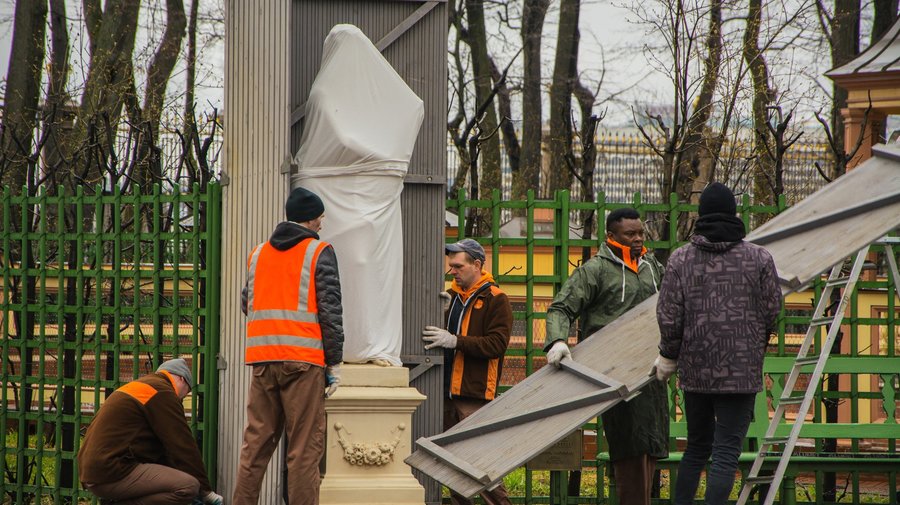 В Летнем саду начали укрывать скульптуры