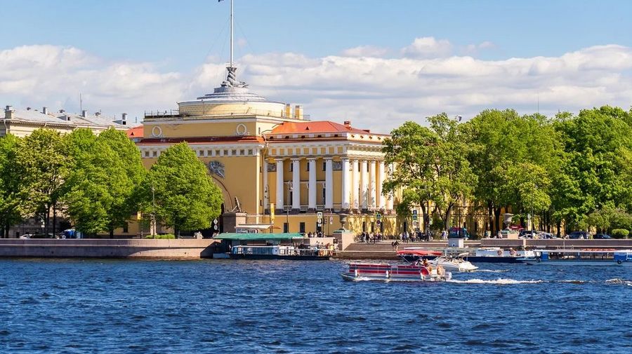 Паромная переправа у Биржевого моста закончила работу