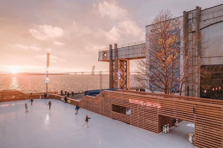 17 зимних развлечений в Петербурге и области: катки, лыжи, хаски, снегоходы 45 Каток Севкабель Порт в Петербурге — вид на Финский залив