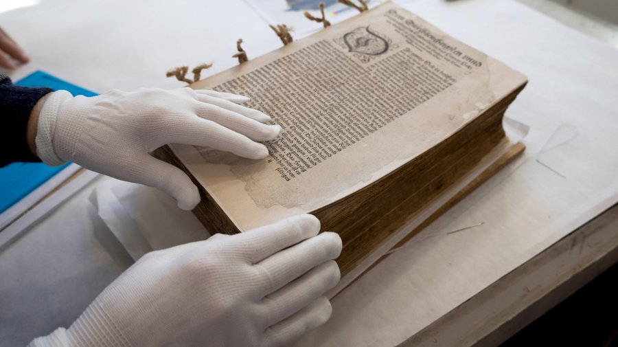 В Павловске отреставрировали книгу XVI века «Космография»