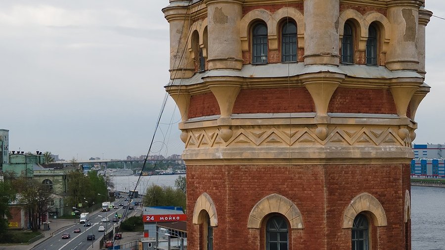 В Петербурге выставили на продажу старинную водонапорную башню на Октябрьской набережной