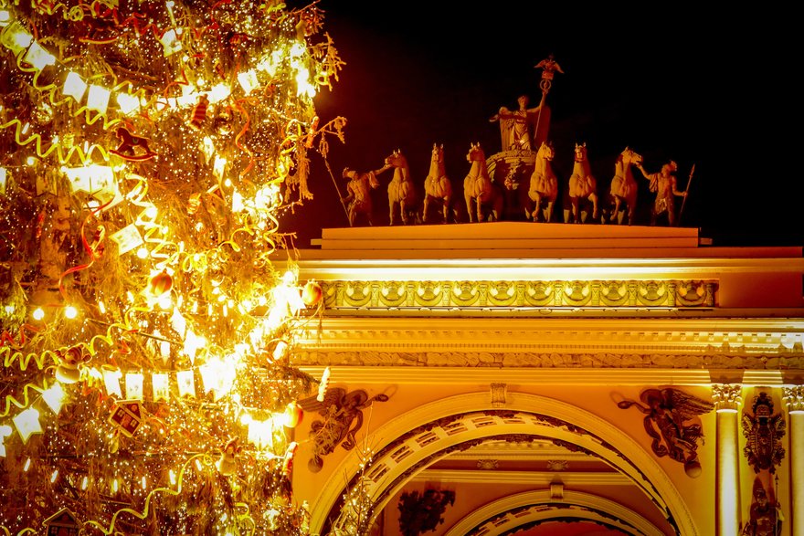 В преддверии Нового года у Дворцовой площади установят катальную горку
