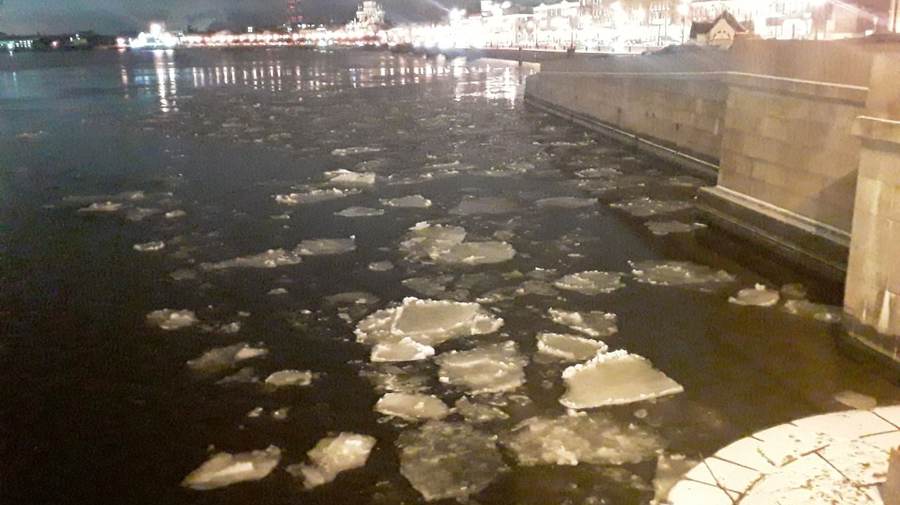 На Неве появился первый лёд